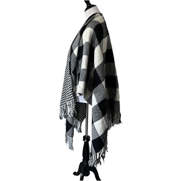 Love & Lore Black/White Cape OS - Picture 2 of 5